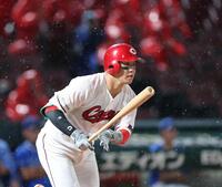 　４回、右前打を放つ小園（撮影・市尻達拡）