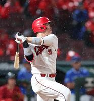 　５回、中前打を放つ坂倉（撮影・市尻達拡）