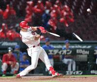 ３回、中前打を放つ佐々木泰（撮影・市尻達拡）