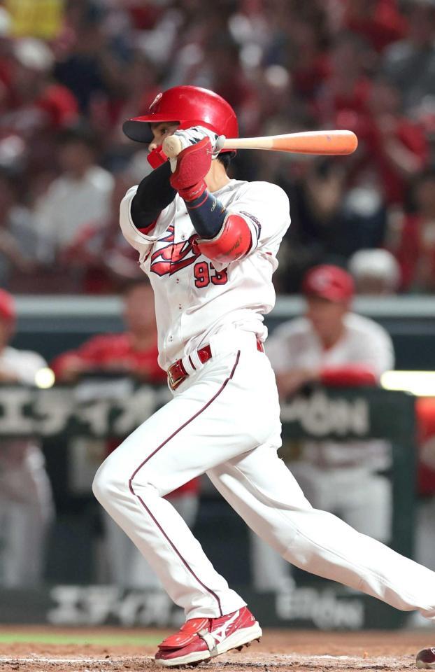 　５回、京田の２点タイムリーエラーを誘う、打球を放つ前川