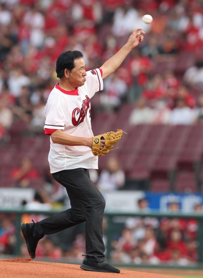 　始球式に登場した広島ＯＢの川口和久氏＝３日