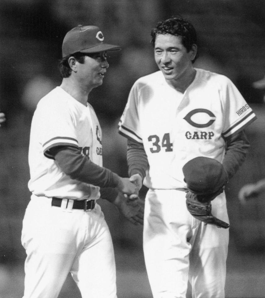 　横浜戦で完封勝利を挙げた川口和久（右）を出迎える三村敏之監督＝１９９４年８月３１日、広島市民球場