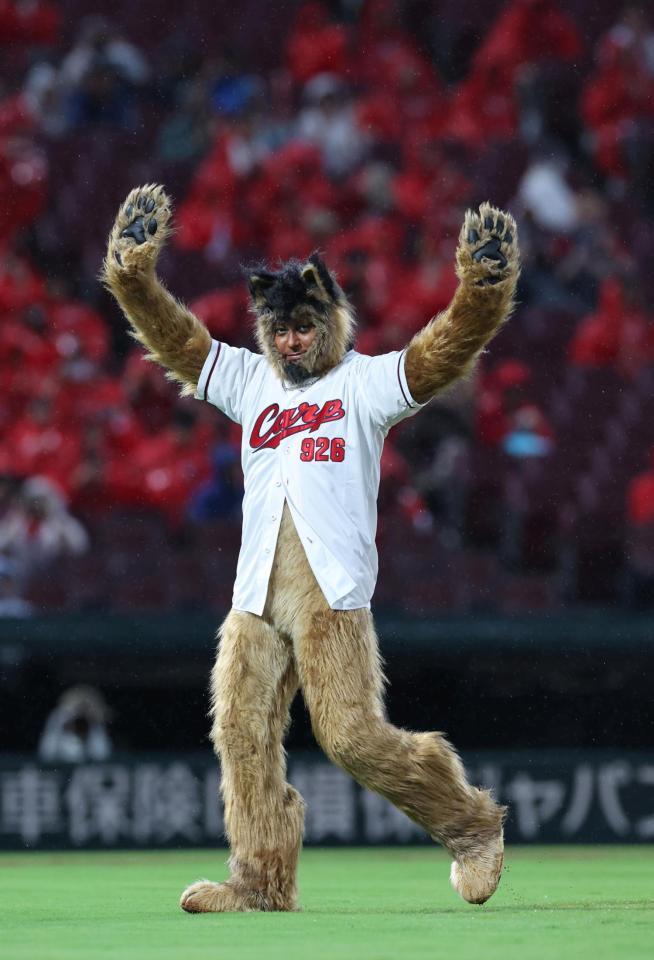 　始球式を務めたオダギリジョー（撮影・市尻達拡）