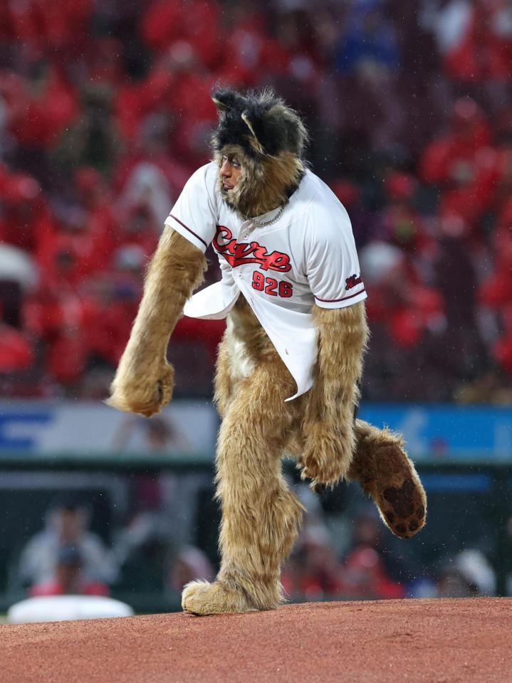 　始球式を務めたオダギリジョー（撮影・市尻達拡）