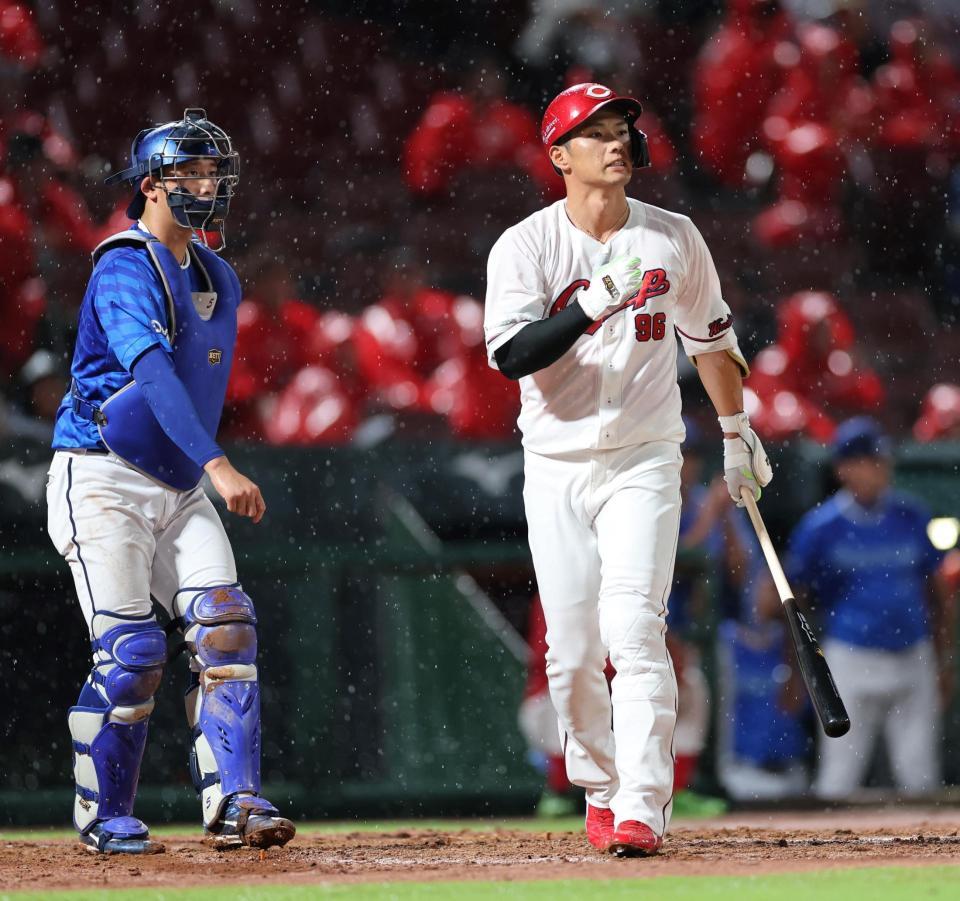 　４回、空振り三振に倒れる中村奨（撮影・市尻達拡）