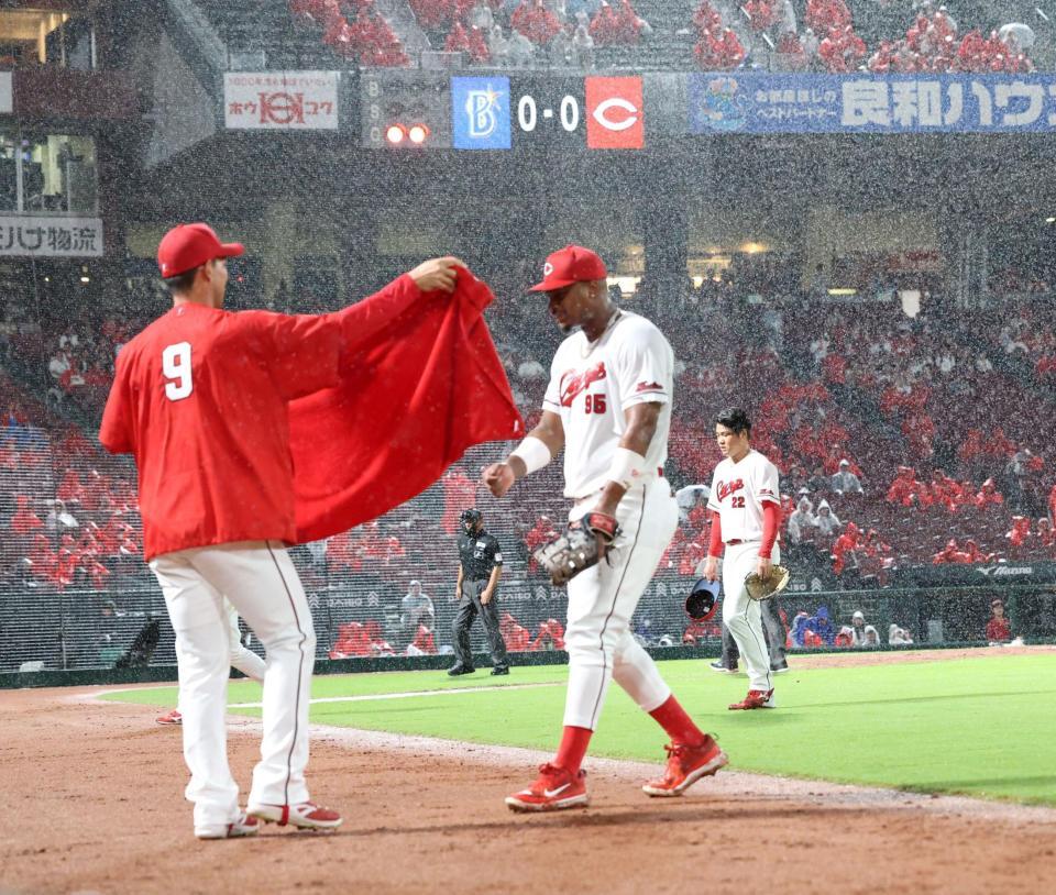 　３回、降雨のため中断となる（撮影・市尻達拡）