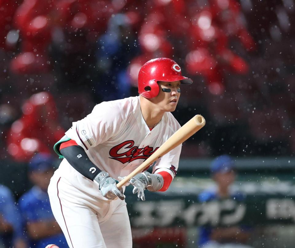 　４回、右前打を放つ小園（撮影・市尻達拡）