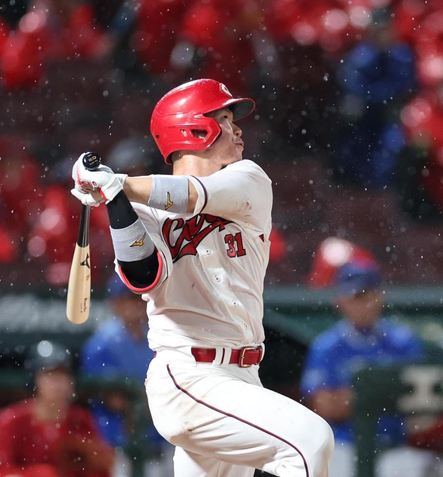 　５回、中前打を放つ坂倉（撮影・市尻達拡）