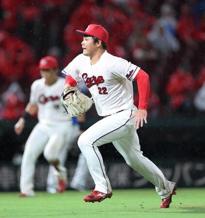 　６回、桑原のバントでマウンドを駆け降りる高（撮影・市尻達拡）