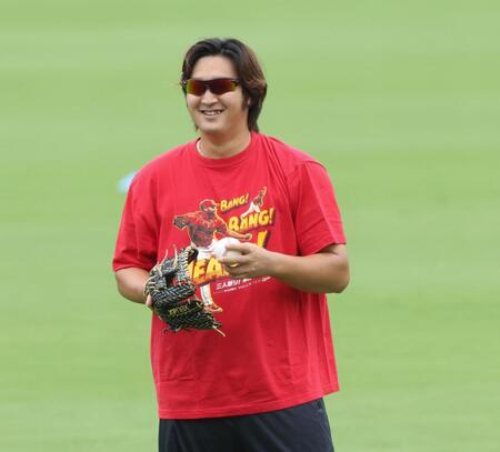 　キャッチボールで笑顔を見せる床田（撮影・市尻達拡）