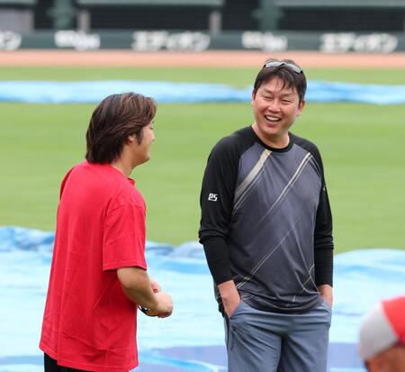 　床田と話をする新井監督（撮影・市尻達拡）