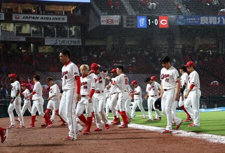 　降雨コールドでの敗戦後、ファンへのあいさつを終え、ベンチに戻る広島ナイン（撮影・市尻達拡）