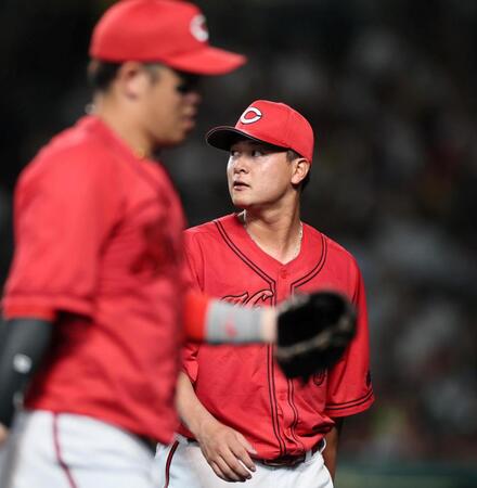 １回、一挙６点を許しベンチへ戻る森（撮影・田中太一）