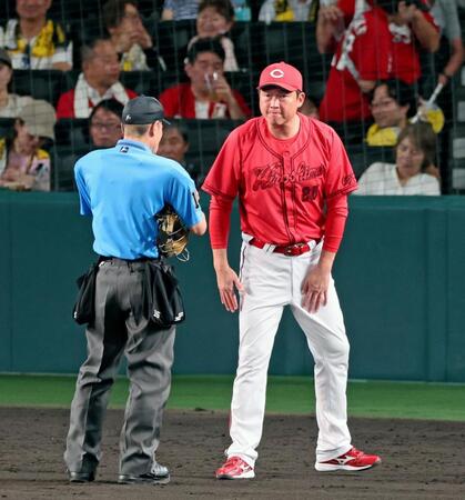 　選手の交代を告げる新井監督（撮影・立川洋一郎）