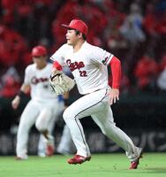 　６回、桑原のバントでマウンドを駆け降りる高（撮影・市尻達拡）