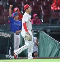 　３回、降雨中断明け後、桑原に左前タイムリーを浴び、悔しそうな表情を浮かべる高（撮影・市尻達拡）