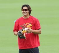 　キャッチボールで笑顔を見せる床田（撮影・市尻達拡）