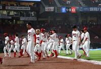 　降雨コールドでの敗戦後、ファンへのあいさつを終え、ベンチに戻る広島ナイン（撮影・市尻達拡）