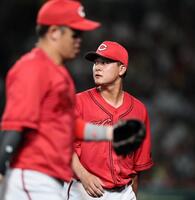 １回、一挙６点を許しベンチへ戻る森（撮影・田中太一）