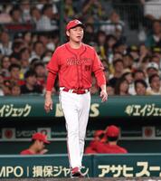 ７回の攻撃を終え、選手交代を告げに行く新井監督（撮影・北村雅宏）