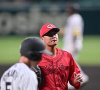 １回、森下の適時打で近本（手前）の生還を許した森（撮影・西田忠信）