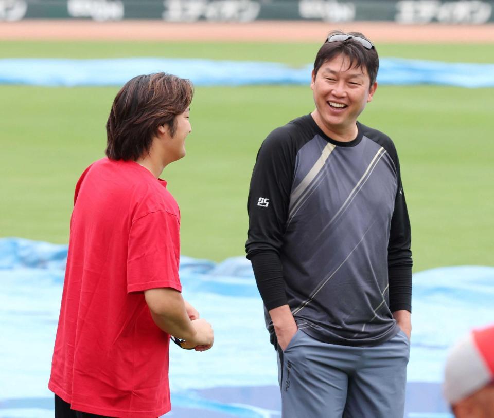 　新井監督（右）と談笑する床田（撮影・市尻達拡）