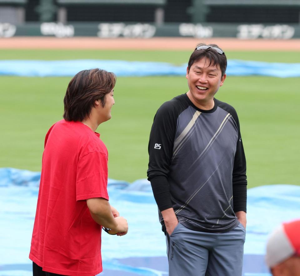 　床田と話をする新井監督（撮影・市尻達拡）