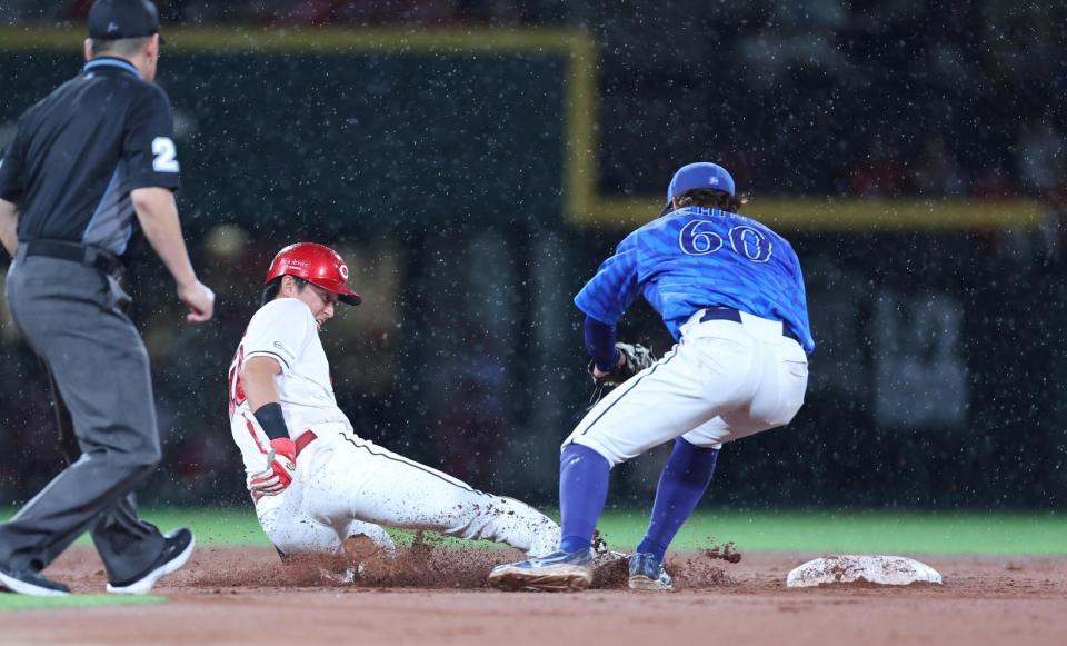 　３回、中村奨を打席に迎えた場面で飛び出し、松尾からの送球に戻れず、タッチアウトになる佐々木（撮影・市尻達拡）