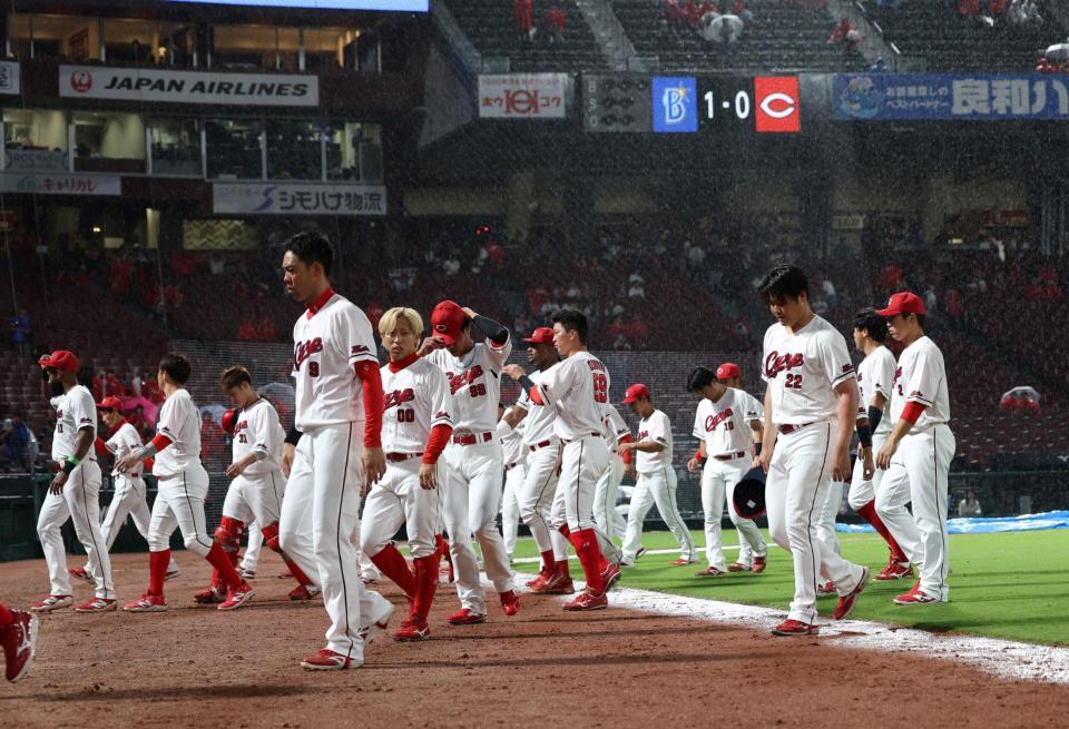 　降雨コールドでの敗戦後、ファンへのあいさつを終え、ベンチに戻る広島ナイン（撮影・市尻達拡）
