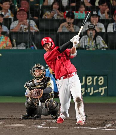 ３回、右前打を放つ中村奨（撮影・立川洋一郎）