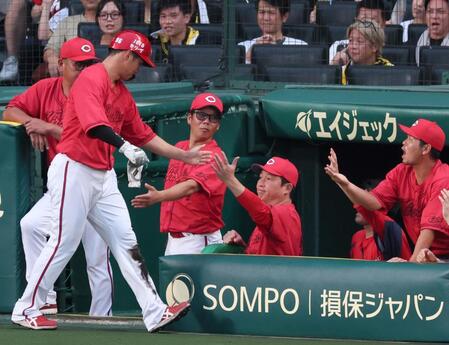 １回、ワイルドピッチで生還した中村奨（手前）とタッチを交わす新井監督（撮影・立川洋一郎）