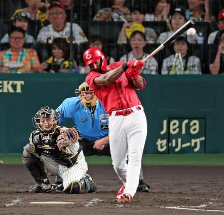 ８回、左前打を放つファビアン（撮影・立川洋一郎）