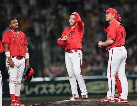 　６回、勝ち越しを許し、降板する常広。左はモンテロ（撮影・田中太一）