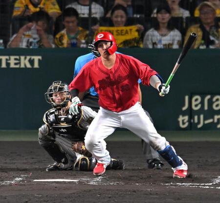 　８回、猛打賞となる中前打を放つ石原（撮影・飯室逸平）