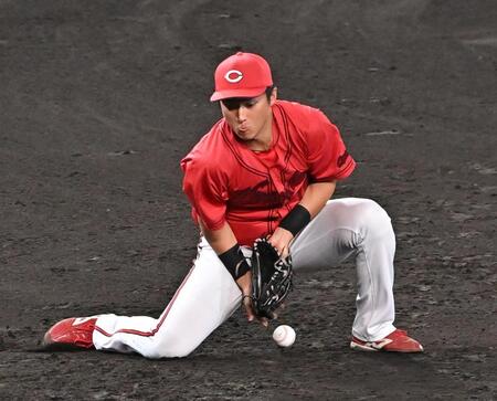 　６回、佐々木は坂本の打球を失策し追加点を許す（撮影・西田忠信）