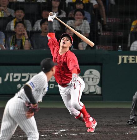 　４回、好機に凡退する小園（撮影・飯室逸平）