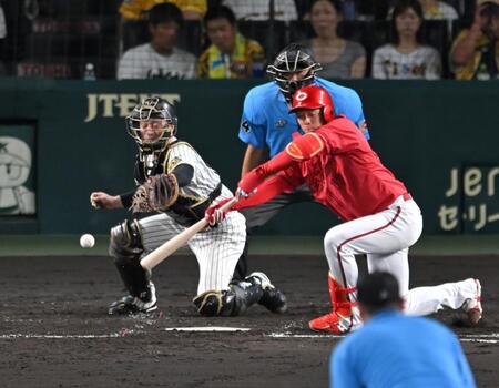 　４回、送りバントを失敗する常広（撮影・飯室逸平）