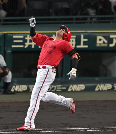 　３回、好機に凡退し、悔しがる末包（撮影・飯室逸平）