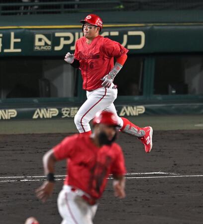 　３回、右前打を放ち一塁へ向かう小園（撮影・飯室逸平）