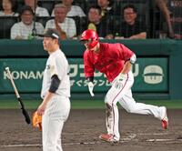 ３回、右前打を放つ中村奨（撮影・立川洋一郎）