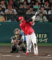 ３回、右前打を放つ中村奨（撮影・立川洋一郎）