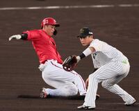 　二塁へ滑り込む中村奨（撮影・立川洋一郎）