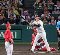 １回、左翼スタンドへ満塁本塁打を放つ大山（撮影・立川洋一郎）