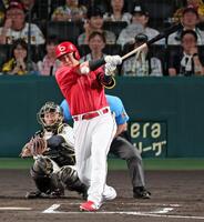 ６回、中前打を放つ末包（撮影・立川洋一郎）