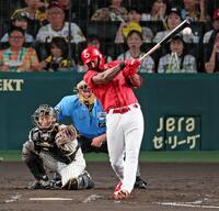 ８回、左前打を放つファビアン（撮影・立川洋一郎）