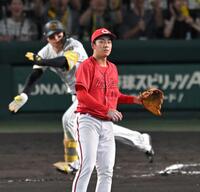 　６回、森下に勝ち越し打を許す常広（撮影・飯室逸平）