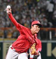 　力投する先発の常広（撮影・西田忠信）