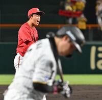 　２回、大山（手前）を見逃し三振に仕留めた常広（撮影・西田忠信）