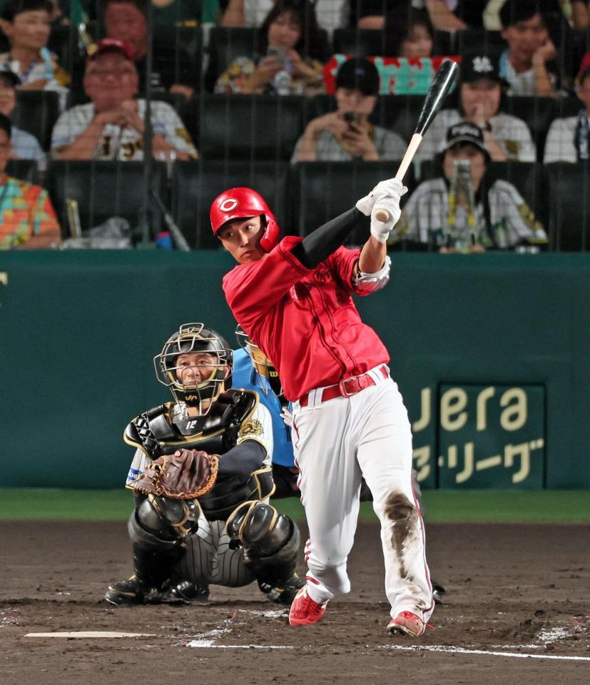 ３回、右前打を放つ中村奨（撮影・立川洋一郎）