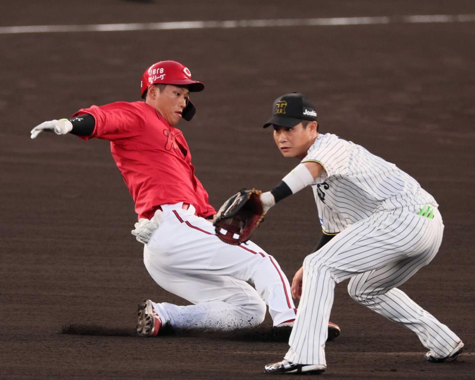 　二塁へ滑り込む中村奨（撮影・立川洋一郎）